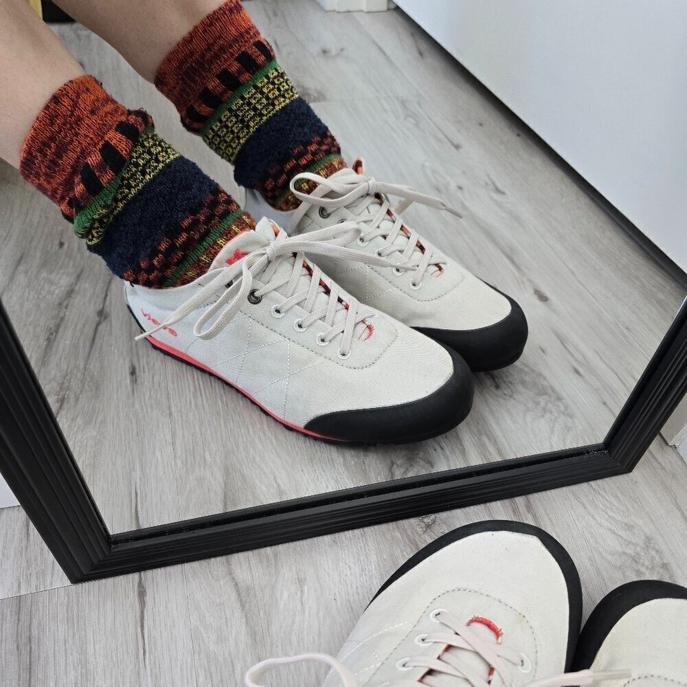 evolv | white canvas sporty Gorpcore low-top sneakers | WMS 8.5